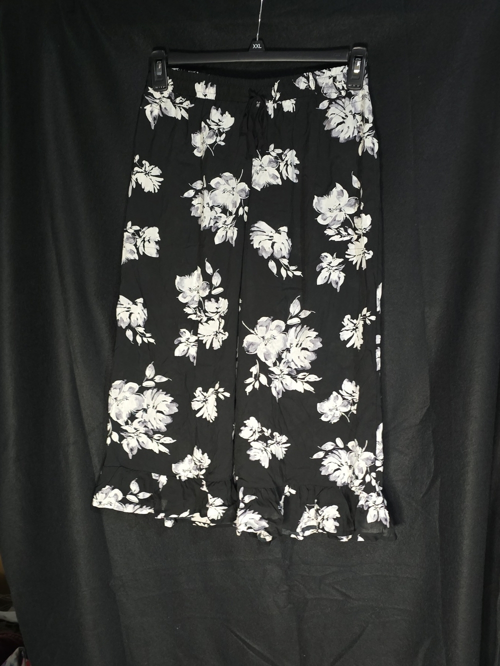 Simply Vera Vera Wang Black and White Floral Capris